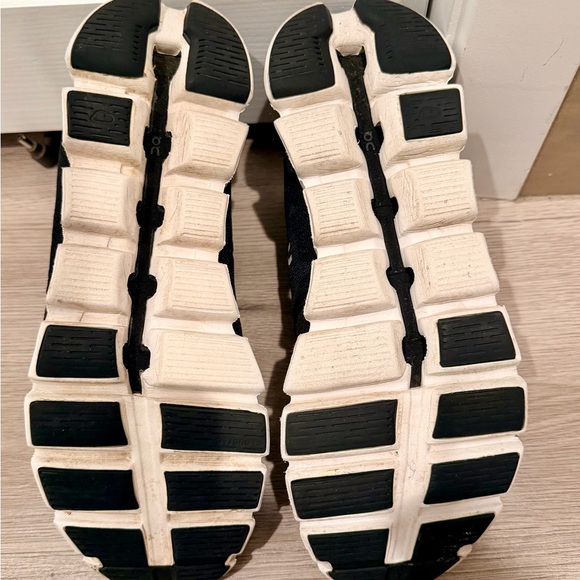 On Cloud 5 Men’s Black and White Size 9 main image 4
